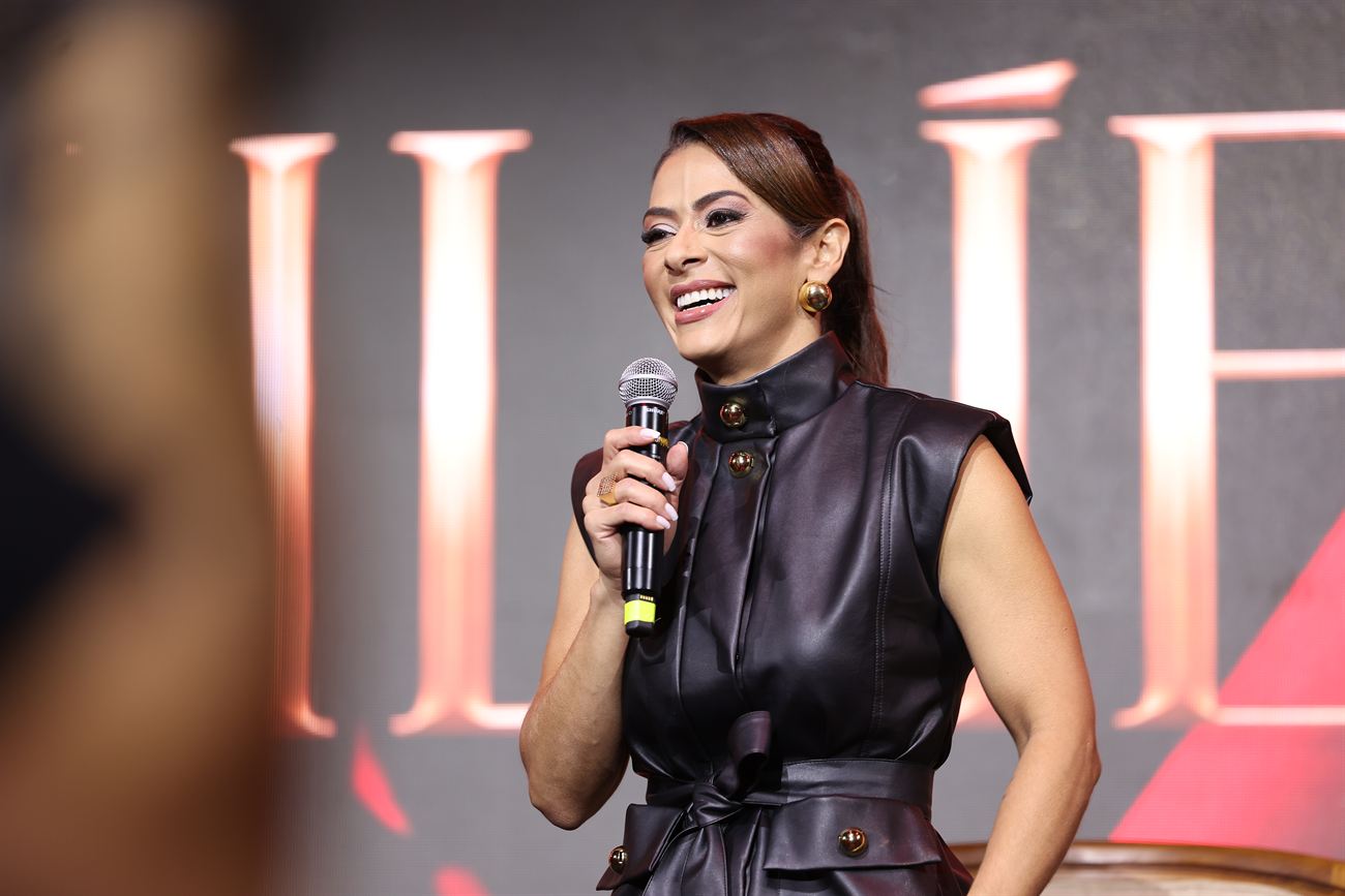 Janaine sorrindo no palco
